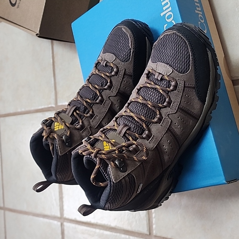 NWT Grants Pass Columbia Waterproof, Hiking Boots